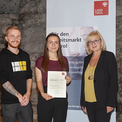 V. li. Lehrherr Levi Gezzele von der Firma Lucas Gezzele mit Lehrling Tara Fuchs, die die Höchstförderung erhalten hat, und LRin Beate Palfrader.