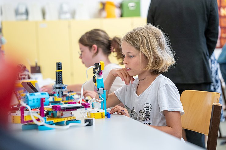 © Land Tirol/Järvinen Mädchen sitz vor Laborgeräten