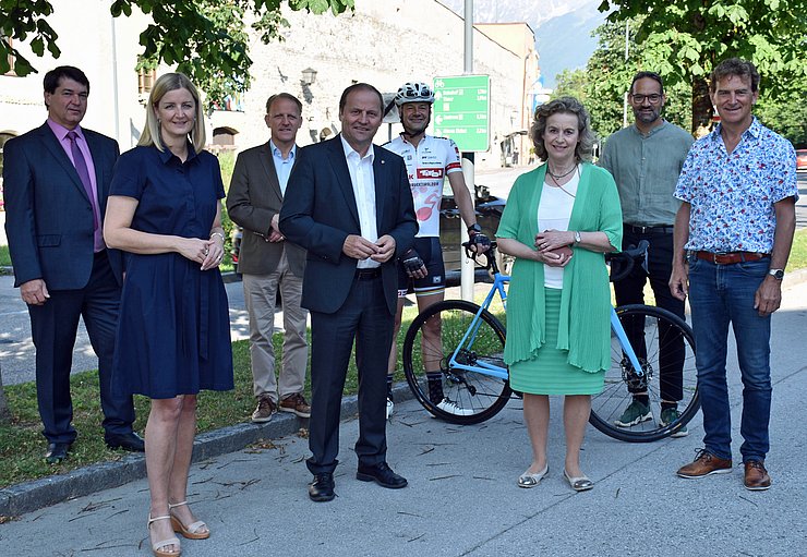  (von li.): Die Planungsverband Hall und Umgebung setzt auf Radmobilität und weist die Radverbindungen vorbildlich aus – Bgm Manfred Schafferer (Absam), Bgmin Daniela Kampfl (Mils), Vizebgm Ulrich Mayerhofer (Gnadenwald), LHStv Josef Geiser, Christian Molzer (Abt. Verkehr und Straße), Bgmin Eva Posch (Hall), Bgm Christoph Walder (Thaur), Vizebgm Romed Giner (Rum).