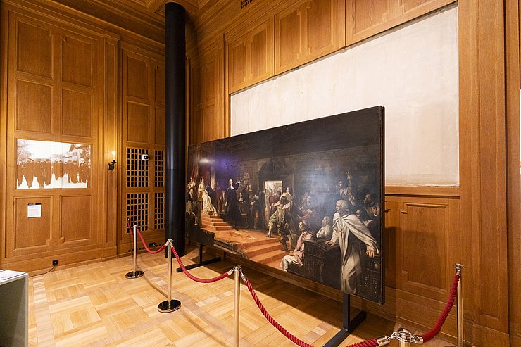 Ein Gemälde das im Ausstellungsraums ausgestellt ist.