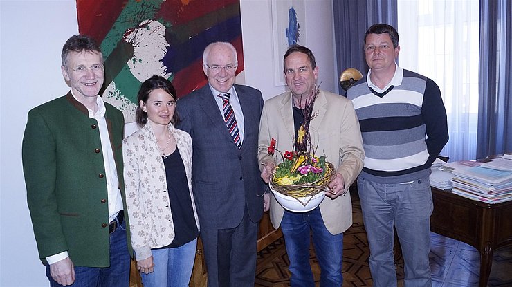 © Landtagsdirektion/Sprenger– Abdruck honorarfrei (von links): Wendelin Juen, Geschäftsführer Agrarmarketing Tirol, Elisa Gius, Fachverband Jung- und Berufsgärtner, LK Tirol, LTP Herwig van Staa, Peter Pfeifer, Obmann Tiroler Gärtner, Christian Jägerbauer, Obmann-Stellvertreter Tiroler Gärtner