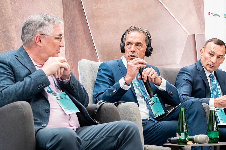 Honorarkonsul Walter Peer (Mitte) und LTPin Sonja Ledl-Rossmann nahmen auch an „Re:Open Zakarpattia 2025“ teil. Bei diesem internationalen Forum wurden Themen wie regionale Entwicklung, Euro-Integration und Reformpilotprojekte in Transkarpatien besprochen.