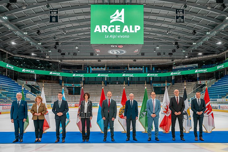 © Kanton Tessin Regierungschef stehen vor Fahnen