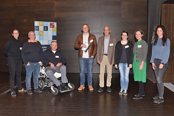 Gruppenfoto - Personen stehen nebeneinander