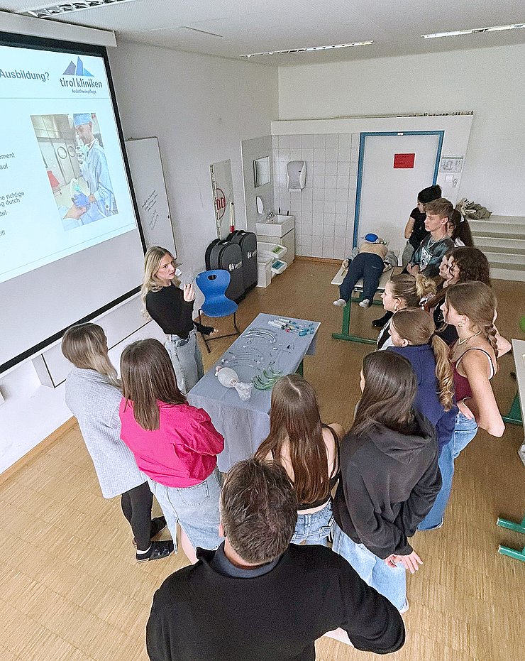 Die SchülerInnen warfen unter anderem einen Blick hinter die Kulissen des Krankenhausalltags und des sinnstiftenden Pflegeberufs. 