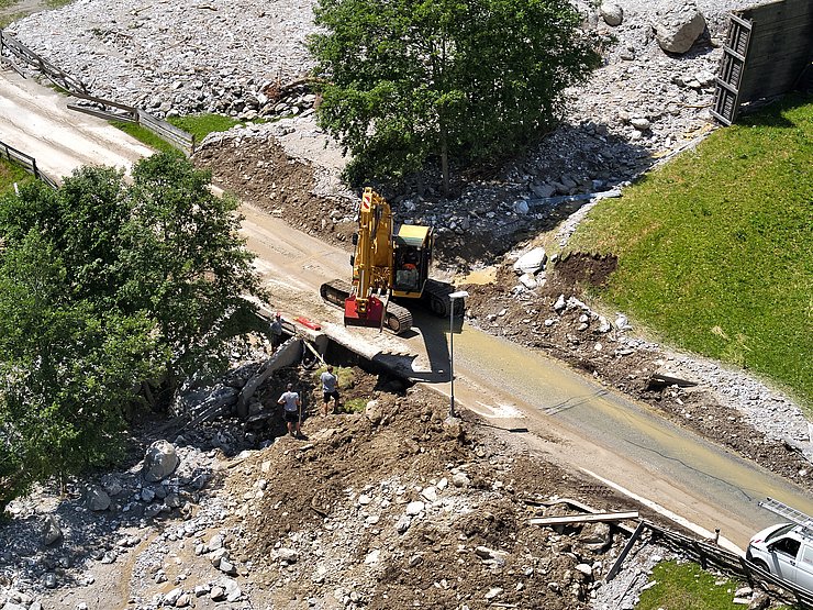 © Land Tirol Mit Baggern und schwerem Einsatzgerät setzen Feuerwehren und das Bundesheer die Aufräum- und Pumparbeiten fort.
