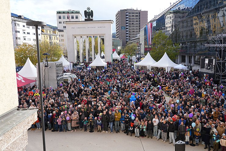 Viele begeisterte BesucherInnen bei der Vorführung der Cobra am Landhausplatz.