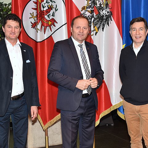 (von li.): Sportreferent LHStv Josef Geisler und der Vorstand der Abt. Sport, Reinhard Eberl, wollen die Sportvereine und das Ehrenamt stärken. Wichtige Anhaltspunkte liefert die Befragung der Tiroler SportfunktionärInnen im Auftrag des Sports Research Lab Tirol bei der Lebensraum Tirol unter der Leitung von Martin Schnitzer von der Sportuni Innsbruck. 