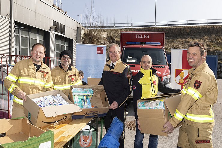 © Land Tirol/Die Fotografen Bernd Noggler vom Sonderstab Ukraine des Landes (2. v.re.) und Landesfeuerwehrkommandant Peter Hölzl (3. v.re.) machten sich gestern ebenfalls ein Bild der Sammelaktion des Landes in Telfs.