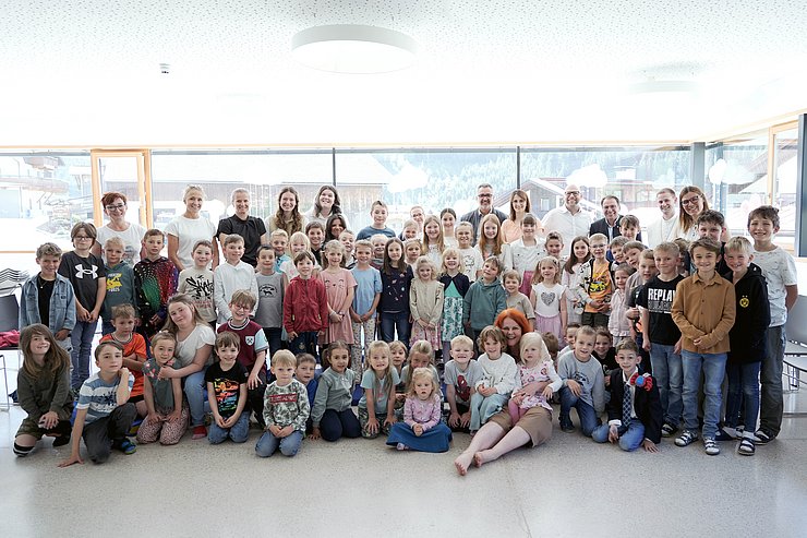 © Land Tirol/Neuner Gruppenfoto von LRin Hagele, den Bürgermeistern der Gemeinden St. Sigmund im Sellrain sowie Gries im Sellrain, dem Abt des Stiftes Wilten und den LehrerInnen sowie SchülerInnen der Volksschule Gries im Sellrain.