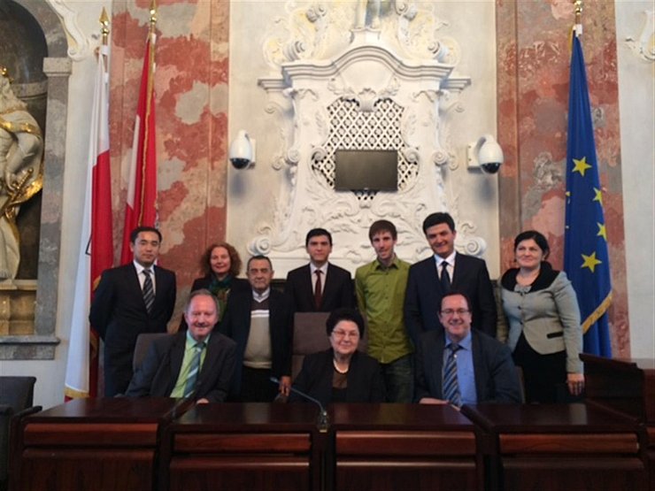 sitzend v.l. Landesvolksanwalt Josef Hauser,  Ombudsfrau Sayora Rashidova, EOI-Generalsekretär Josef Siegele; stehend  v.l. usbekische Delegation mit LA Andreas Angerer (5.v.l.)