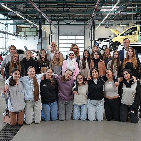 Mehrere Menschen posieren für ein Gruppenbild.