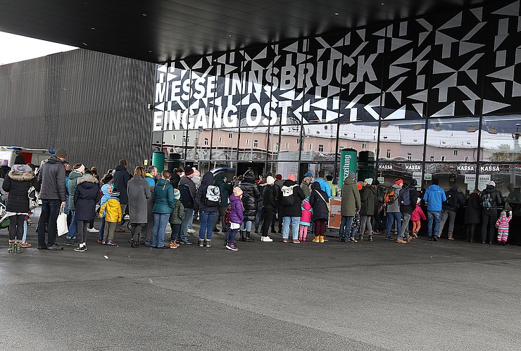 © Land Tirol Menschen vor Messe Halle