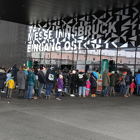 Menschen vor Messe Halle