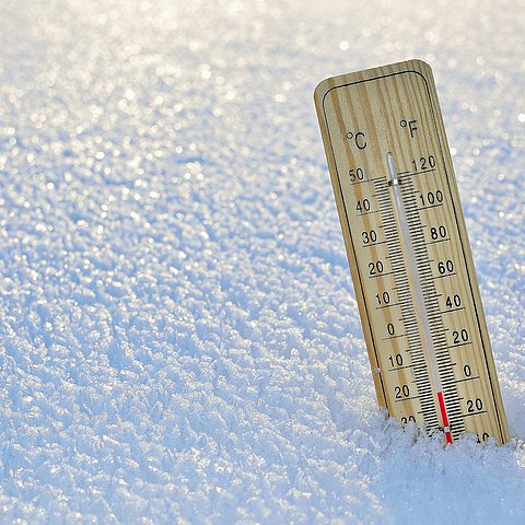 Symbolbild: Schnee und Thermometer