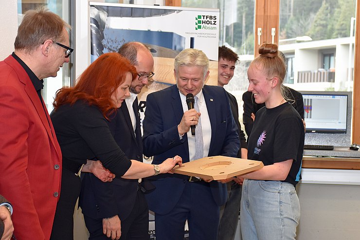 Hansjörg Felder, Cornelia Hagele, Mario Gerber und Christian Margreiter begutachten ein Werkstück, das ihnen eine Schülerin zeigt