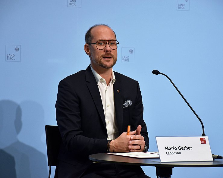 Mario Gerber spricht in Mikrofon