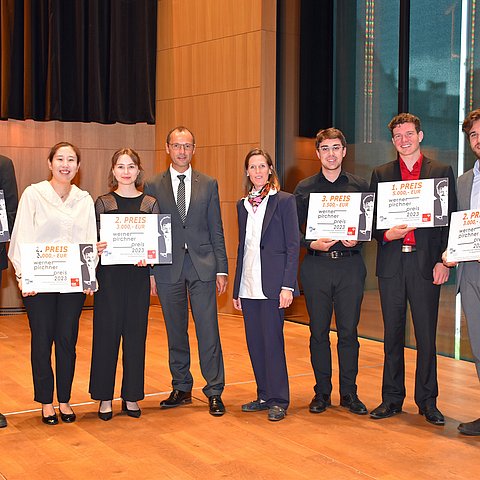 Die Preisträgerinnen und Preisträger bei der Verleihung im Haus der Musik mit dem Landesmusikdirektor Helmut Schmid und der Vizerektorin Barbara Strack-Hanisch