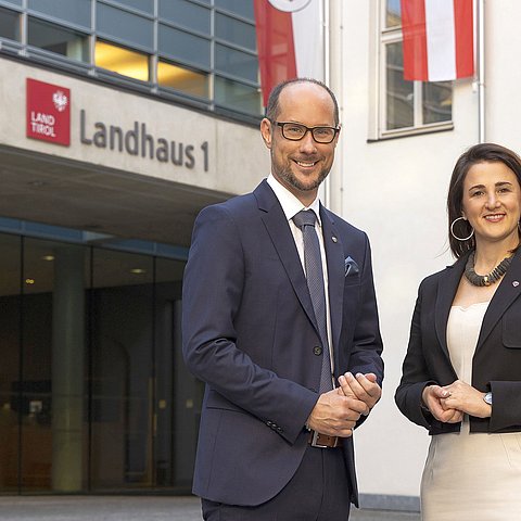 Familienlandesrätin Astrid Mair und Wirtschaftslandesrat Mario Gerber: „Dass sich in Tirol heuer 72 Betriebe – ein Teilnahmerekord – beim Tiroler Landeswettbewerb ‚Familienfreundlichster Betrieb‘ beworben haben, zeigt das Bemühen der Unternehmen und der Tiroler Wirtschaft zur besseren Vereinbarkeit von Beruf und Familie und eine familienfreundliche Arbeitsumgebung.“