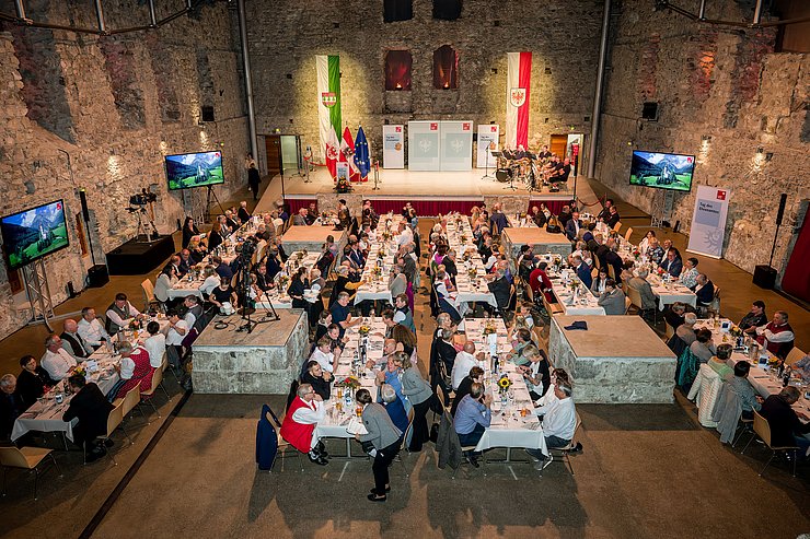 Überblicksfoto über den Veranstaltungssaal in der Ehrenberger Klause