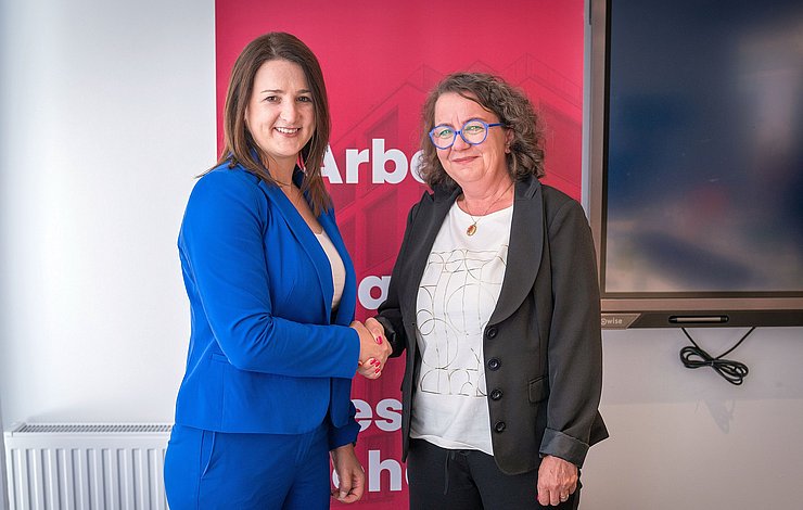 Arbeitslandesrätin Astrid Mair gratuliert Beatrice Juen zur Bestellung als neue Geschäftsführerin der amg-tirol.