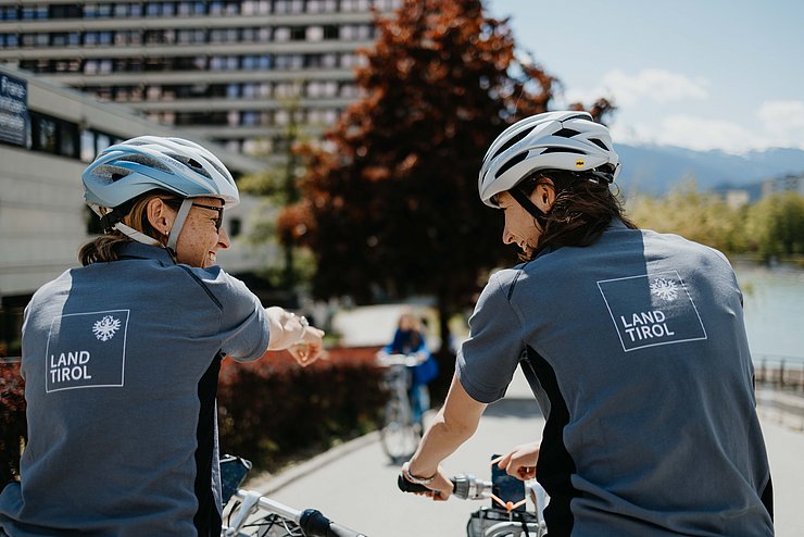 RadfahrerInnen mit Land Tirol-T-Shirts