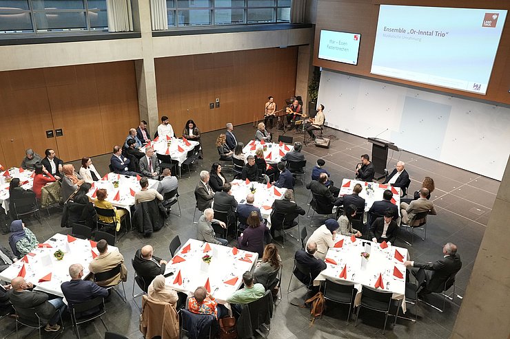 © Land Tirol/Reiter Mehrere Tische mit vielen Menschen sind sichtbar von oben.