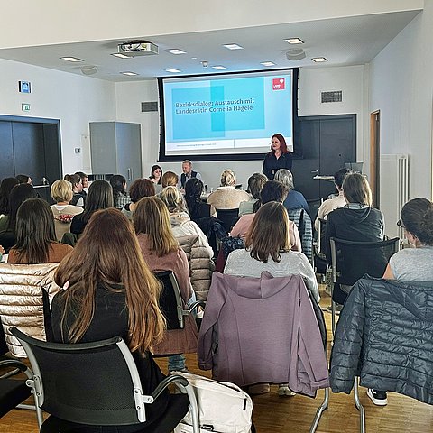 Landesrätin Hagele hält einen Vortrag.