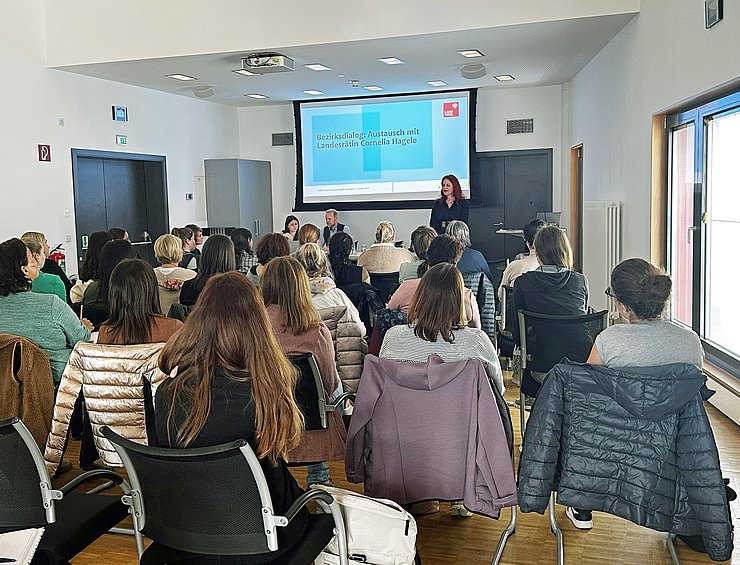 © Land Tirol Landesrätin Hagele hält einen Vortrag.