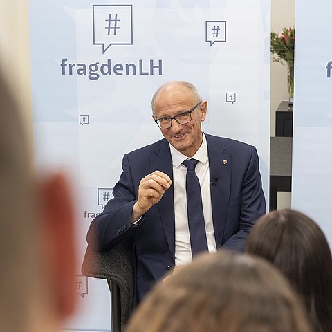 Ein Mann beim Sprechen.