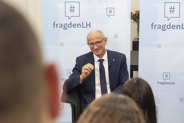 © Land Tirol/Die Fotografen Ein Mann beim Sprechen.