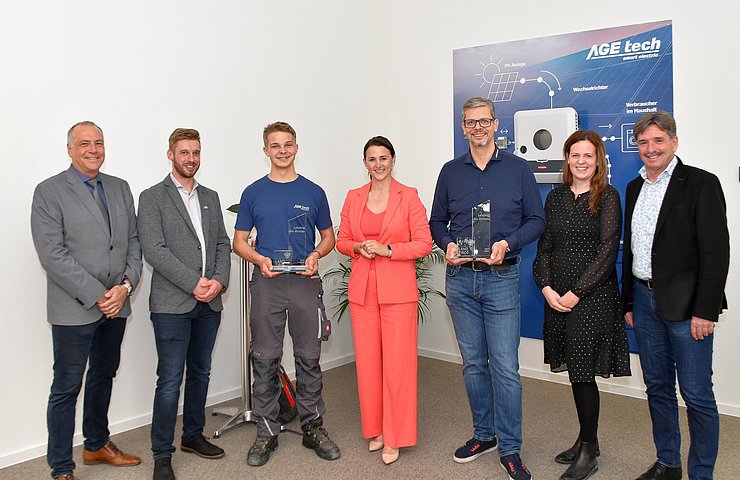 © Land Tirol/Gerzabek V. li. bei der Auszeichnungsfeier in Lienz Martin Gremer (Direktor Tiroler Fachberufs-schule für Elektrotechnik, Kommunikation und Elektronik), Florian Stocker (Kammerrat Arbeiterkammer Tirol), „Lehrling des Monats April 2025“ Mathias Mariner, Arbeits- und Jugendlandesrätin Astrid Mair, Bertram Steiner (Firmenchef und Lehrlingsausbildner AGEtech GmbH Lienz), Alexandra Fuetsch (Wirtschaftskammer Tirol) und Dietmar Ruggenthaler (Bgm Virgen).