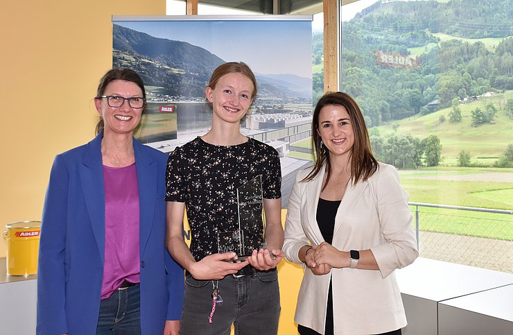 Arbeits- und Jugendlandesrätin Astrid Mair gratulierte Viktoria Geisler zum "Lehrling des Monats Mai 2025" (am Foto mit Mutter Helga, li.) bei einer Feier im Betrieb in Schwaz.