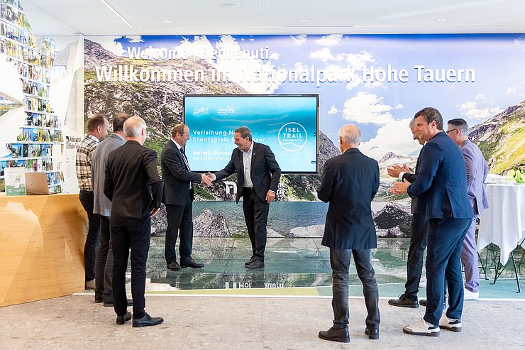 Mehrere Menschen bilden einen Kreis.