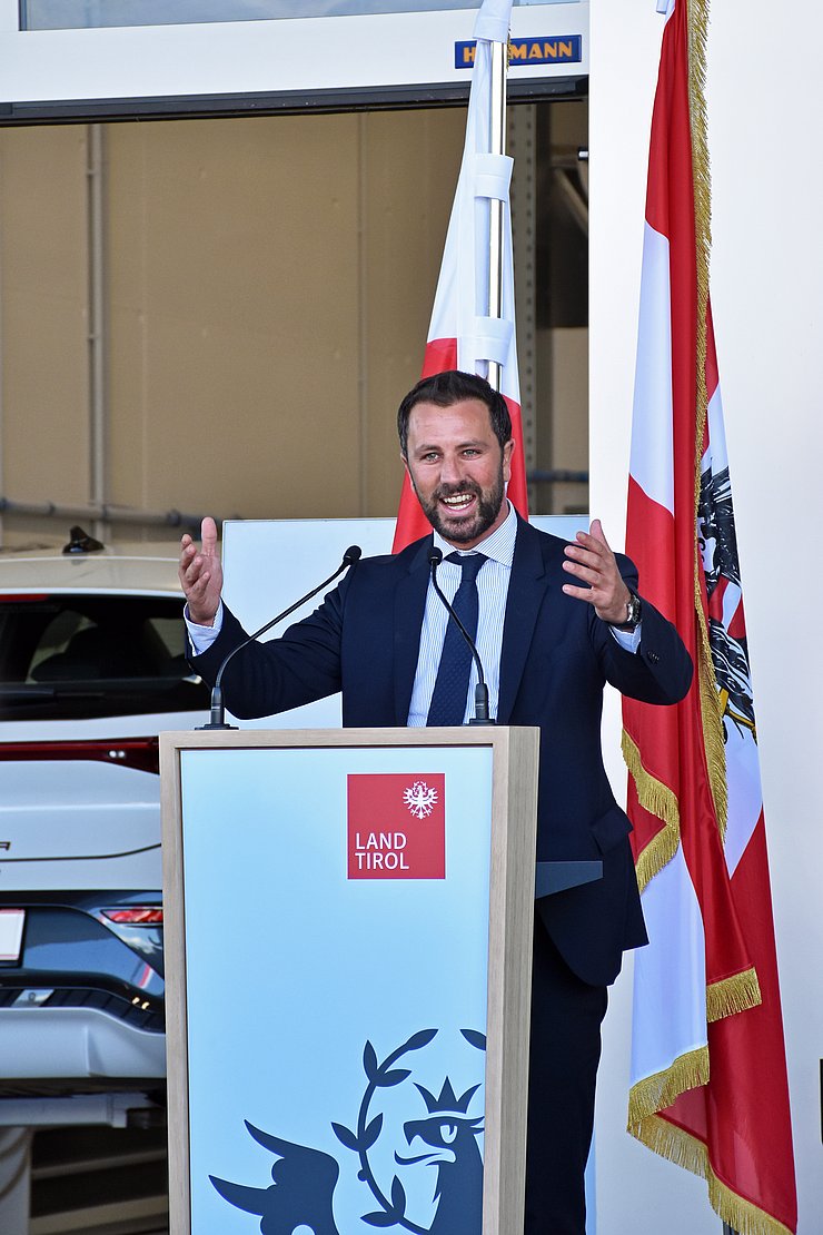 Großaufnahme Dornauer vor Rednerpult; beide Hände in der Höhe 