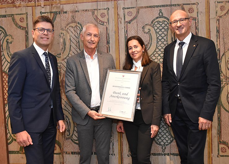 © Land Tirol/Kathrein LR Mattle und BH Michael Brandl mit Franz und Caroline Binder (Binderholz GmbH).