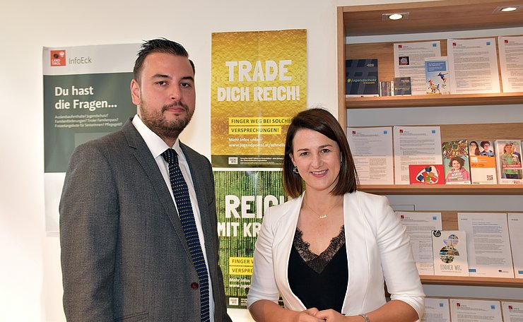 © Land Tirol/Gerzabek Jugend- und Generationenlandesrätin Astrid Mair mit InfoEck-Geschäftsführer Christopher Bindra im InfoEck der Generationen am Bozner Platz 5 in Innsbruck.