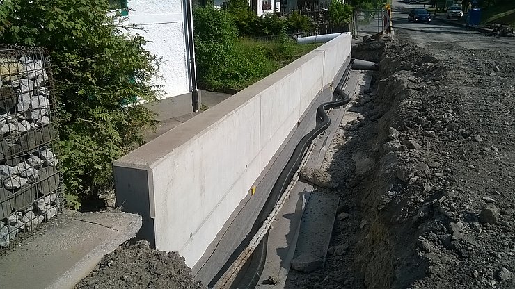Stützmauer für Gehsteigführung