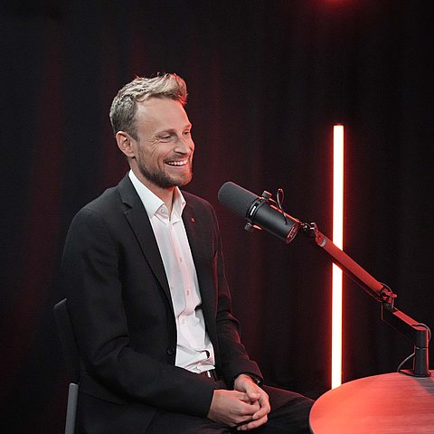 Person spricht in Mikrofon