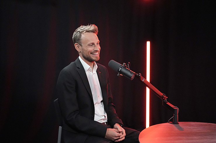 Person spricht in Mikrofon