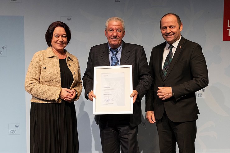 LTPin Ledl-Rossmann und LHStv Josef Geisler mit dem Ausgezeichneten Franz Wiesflecker (Bodner-Gruppe, allgemein beeideter und gerichtlich zertifizierter Sachverständiger).