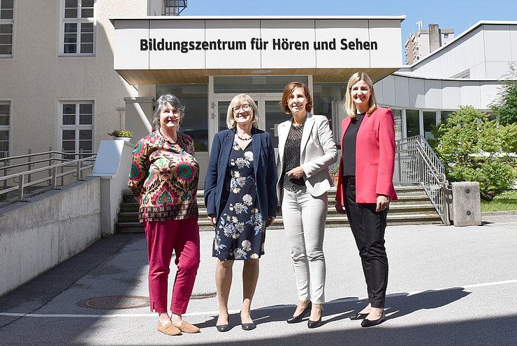 © Land Tirol/Pölzl Gruppenfoto vor dem Eingang des Bildungszentrums