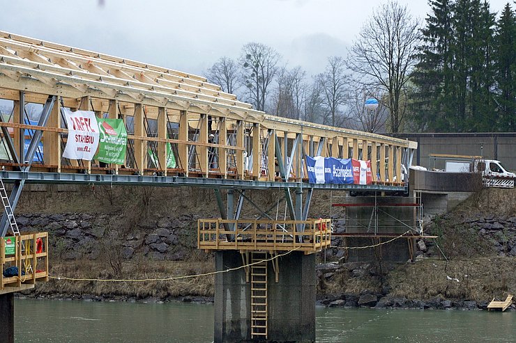 © Land Tirol/Christanell Mittels Kran wurde auch das Dach des neuen Innstegs eingehoben.