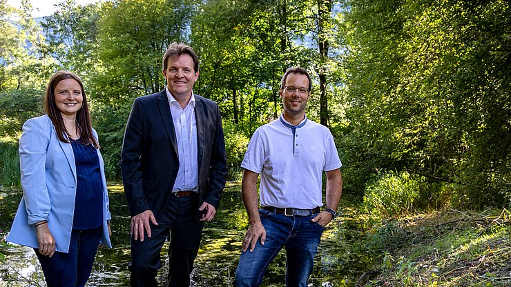 © Land Tirol Stefanie Holzer, LR Zumtobel und Gernot Guggenberger bei einem Lokalaugenschein am Nörsacher Teich in Nikolsdorf