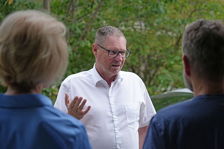 Ein Mann beim Sprechen.