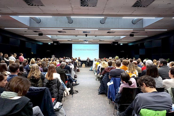 © PH Tirol/Roner Rund 200 TeilnehmerInnen waren zum MINT-Future-Day gekommen: LehrerInnen aus dem Schulbereich, ElementarpädagogInnen, Hochschullehrende, Studierende, ExpertInnen und weitere Interessierte.