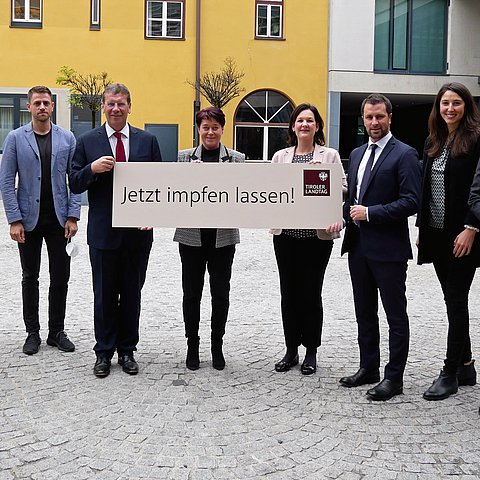 (v.li.) VPin Stephanie Jocha, KO Gebi Mair, KO Jakob Wolf, LTPin Sonja Ledl-Rossmann, KO Andrea Haselwanter-Schneider, KO Georg Dornauer, VPin Sophia Kircher sowie KO Dominik Oberhofer wenden sich mit einem Impf-Appell an die Tiroler Bevölkerung.
