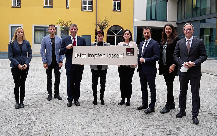 © Landtagsdirektion Tirol (v.li.) VPin Stephanie Jocha, KO Gebi Mair, KO Jakob Wolf, LTPin Sonja Ledl-Rossmann, KO Andrea Haselwanter-Schneider, KO Georg Dornauer, VPin Sophia Kircher sowie KO Dominik Oberhofer wenden sich mit einem Impf-Appell an die Tiroler Bevölkerung.