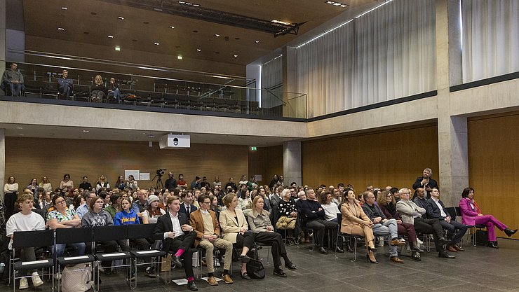 Zahlreich war das Publikum zum Jugendredewettbewerb im Großen Saal des Landhauses in Innsbruck erschienen. 