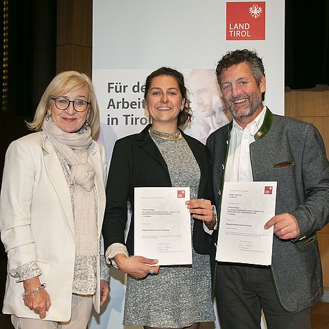 Arbeits- und Bildungslandesrätin Beate Palfrader und Lehrlingsausbilder Ingo Steger mit dem bestausgezeichneten Lehrling Theresa Steger (mi.) von der Firma Steger Elektrotechnik-Licht bei der Feier in Innsbruck. 